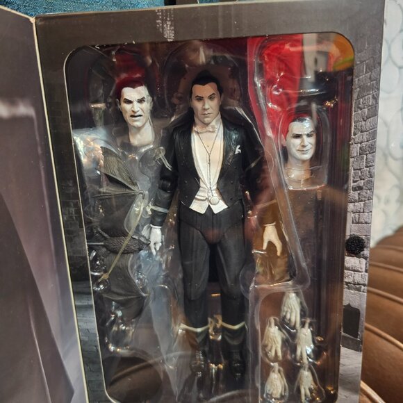 NECA: Universal Monsters - Dracula Carfax Abbey Ultimate 7" Action Figure - Picture 3 of 14